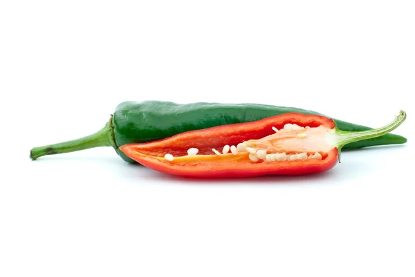 Πράσινο και το ήμισυ των κόκκινες καυτερές πιπεριές — Φωτογραφία Αρχείου
