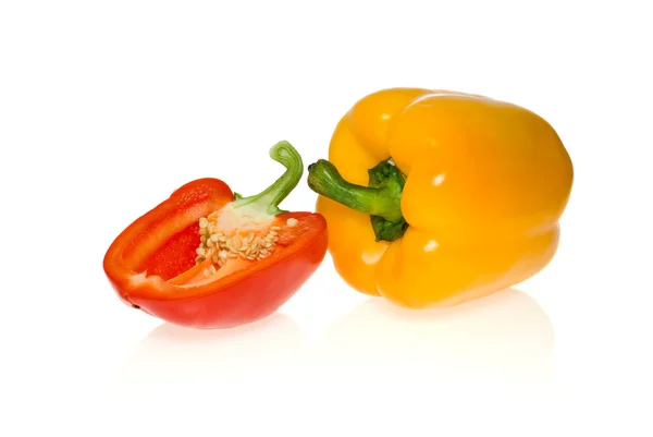 Gelbe Paprikaschote und halbe rote Paprika — Stockfoto