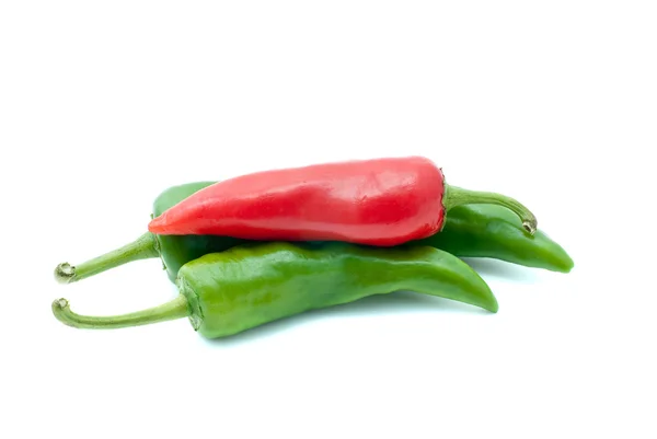 Μερικές κόκκινες και πράσινες πιπεριές τσίλι — Φωτογραφία Αρχείου