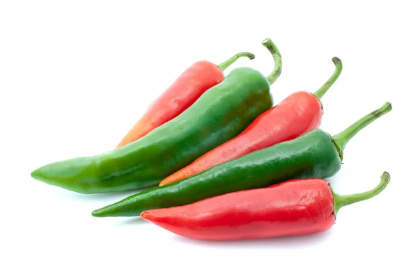 Paar rode en groene chili peppers — Stockfoto
