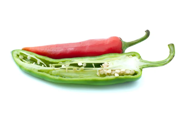 Piros chili paprika, és a fele a zöld — Stock Fotó