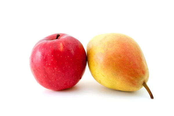 Červené jablko a žlutá hruška — Stock fotografie