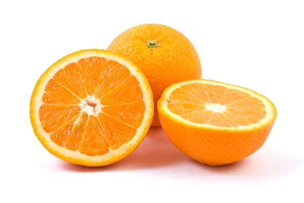 Naranja. Entero y mitades —  Fotos de Stock
