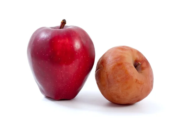 Čerstvé červené a hnědé shnilá jablka — Stock fotografie