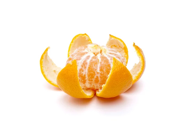 Mandarina pelada dentro de la cáscara — Foto de Stock