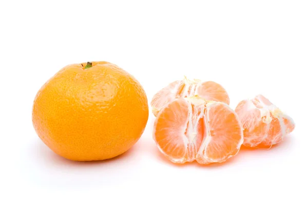 Egész mandarin és az egyes szegmensek — Stock Fotó
