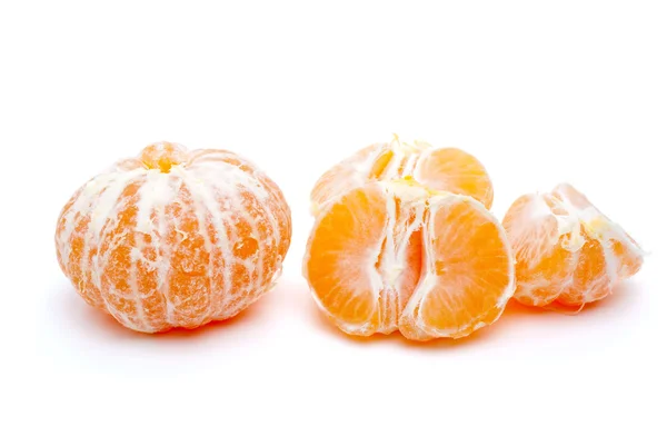 Oloupané mandarinky a některé segmenty — Stock fotografie