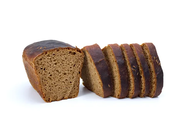 Kawałek chleba żytniego i kilka plasterków — Zdjęcie stockowe