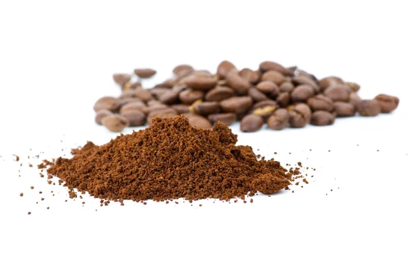 Moído e alguns grãos de café inteiros — Fotografia de Stock
