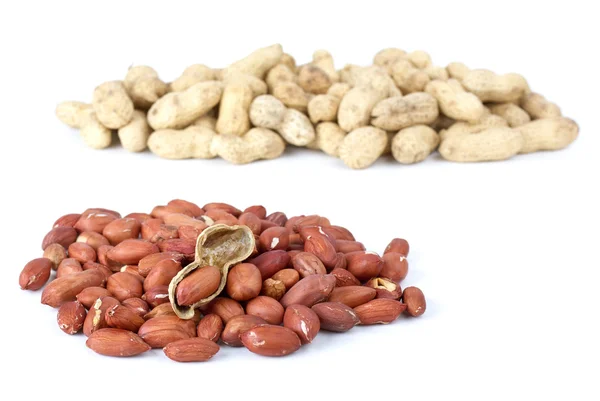 Shelled roasted peanuts and some husk — Stock Photo, Image