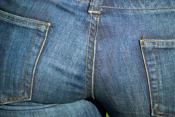 Nalgas femeninas en jeans close-up — Foto de Stock