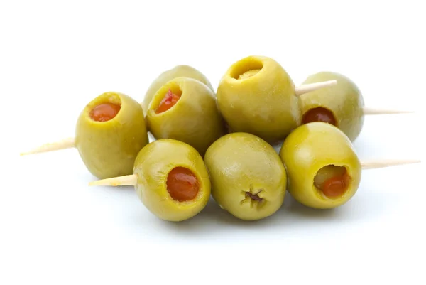 Noen oliven fylt med pepper – stockfoto