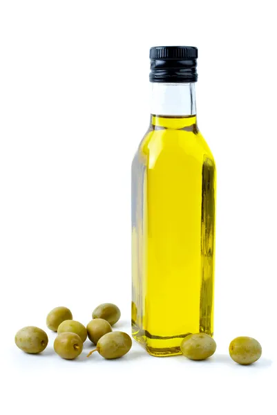 Бутылка оливкового масла и немного оливок — стоковое фото