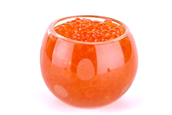 Cuenco de vidrio lleno de caviar de salmón rojo — Foto de Stock