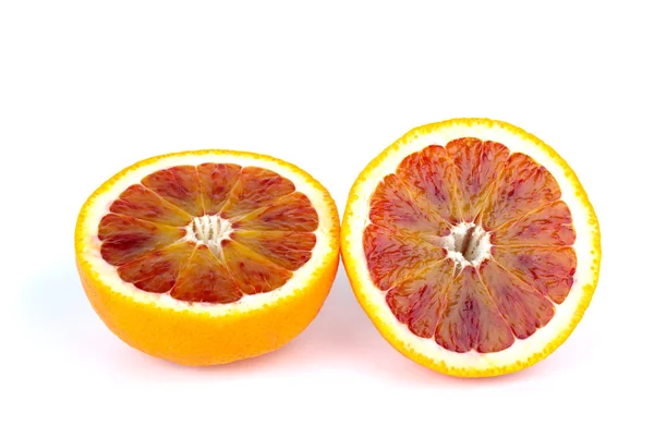 Кров (червоний-пуп) апельсин нарізаний навпіл — стокове фото