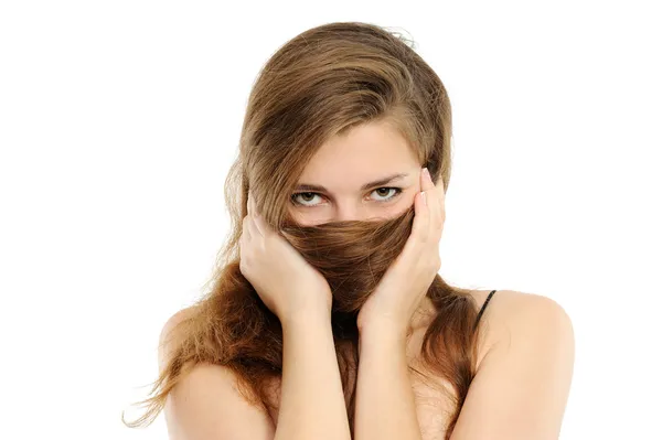 Женщина покрывает волосами нос — стоковое фото
