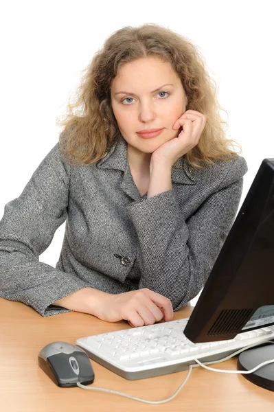 Mulher na frente de seu computador desktop — Fotografia de Stock