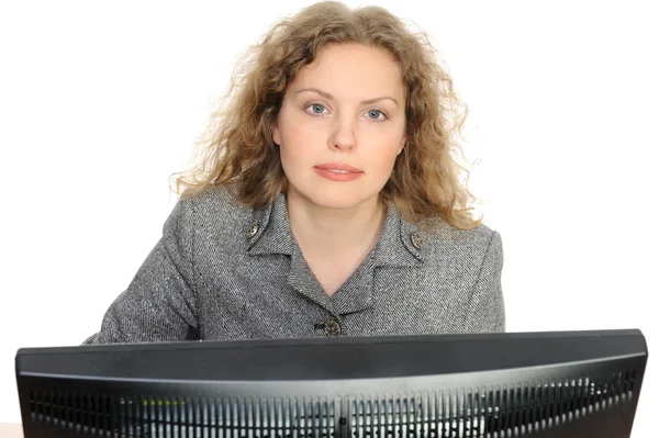 Γυναίκα που είναι χαμογελώντας μπροστά από τον υπολογιστή — Φωτογραφία Αρχείου