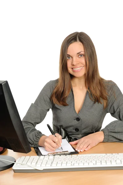 彼女のコンピューターの前に笑みを浮かべて女性 — ストック写真