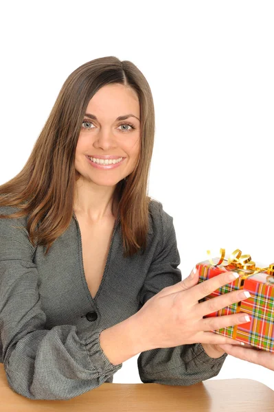 A mulher feliz com o presente , — Fotografia de Stock