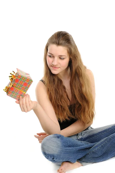 La femme heureuse avec le cadeau — Photo