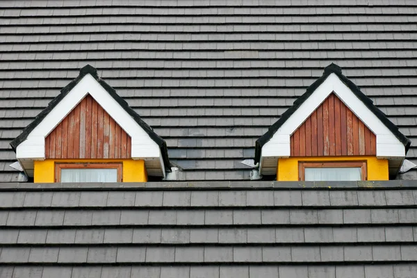 屋根裏部屋ロフト windows — ストック写真