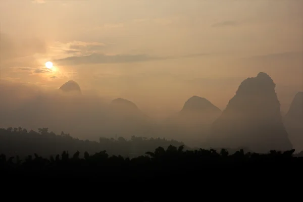 在雾里，中国的石灰岩山 — 图库照片