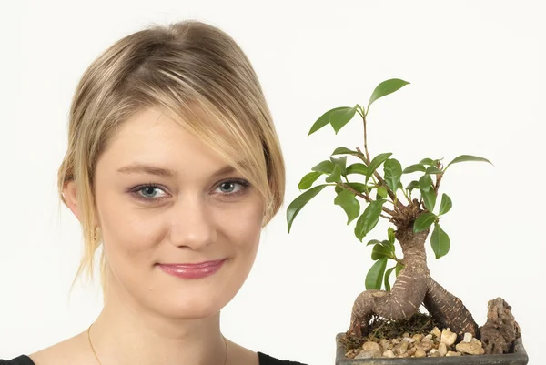 Muchacha atractiva retrato con planta — Foto de Stock