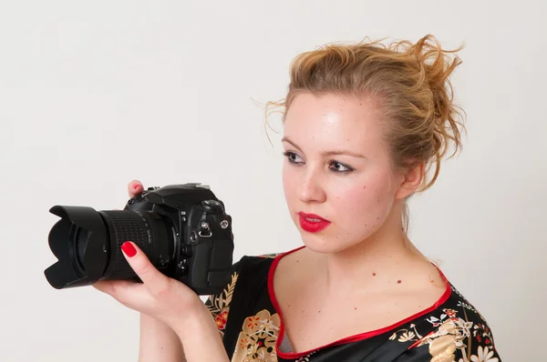 Attraktiva fotograf flicka stående — Stockfoto