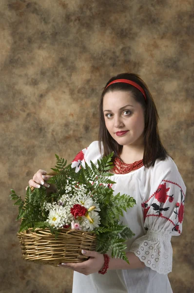 Chica con cesta de flores — Foto de Stock