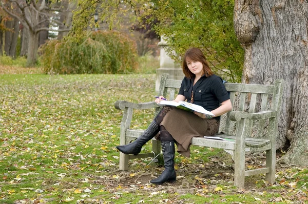 Κορίτσι ανάγνωση στο πάρκο — Φωτογραφία Αρχείου