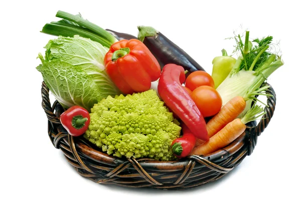 Grönsaker i korgen — Stockfoto