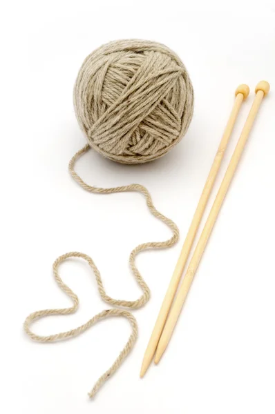 Fils de laine avec aiguilles en bambou — Photo
