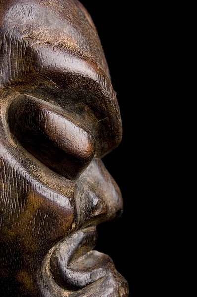 Maski afrykańskie na czarnym tle — Zdjęcie stockowe