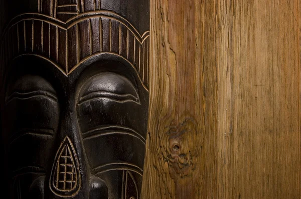 Afrykańskie maski na drewniane tła — Zdjęcie stockowe
