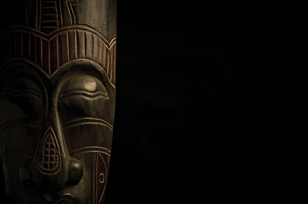 Αφρικανική μάσκα πάνω από το μαύρο φόντο — Φωτογραφία Αρχείου