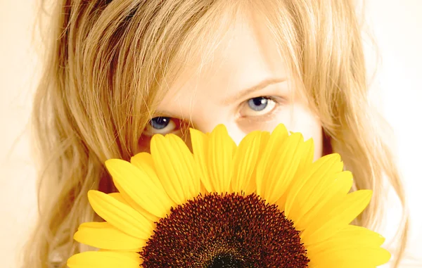 stock image Beatufiul woman ith sunflower