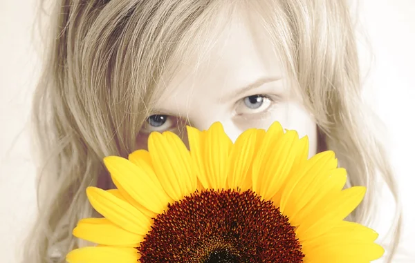 Beatufiul Frau mit Sonnenblume — Stockfoto