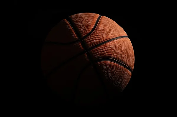 검은 배경 위에 농구 — 스톡 사진