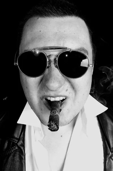 Macho mit Zigarre und Sonnenbrille — Stockfoto