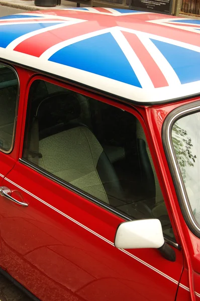 与英国国旗的红色车 — 图库照片