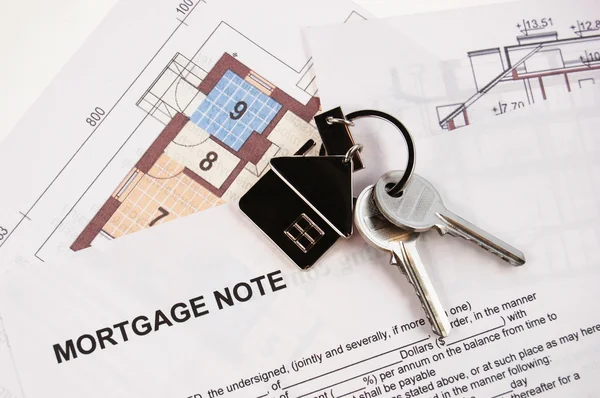 Keys on mortgage note — Stock Photo, Image