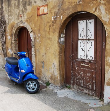 eski duvar üzerinde mavi scooter