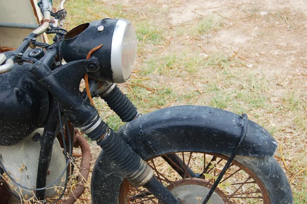 Старый ржавый мотоцикл — стоковое фото