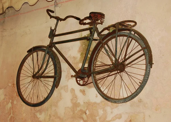 Very old bicycle on wall — Stock Photo, Image