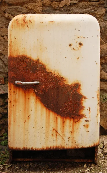 Antiguo refrigerador oxidado — Foto de Stock