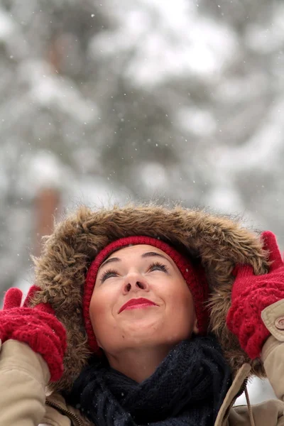 Молодая женщина, играющая в снегу — стоковое фото