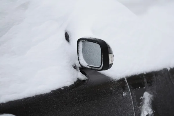 Auto lumessa — kuvapankkivalokuva