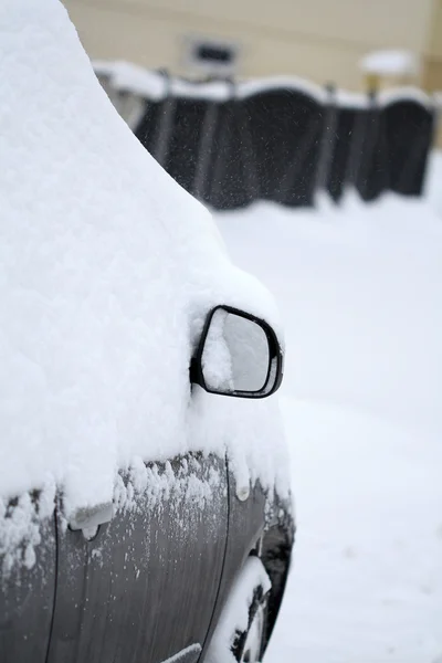 Автомобиль в снегу зимой — стоковое фото