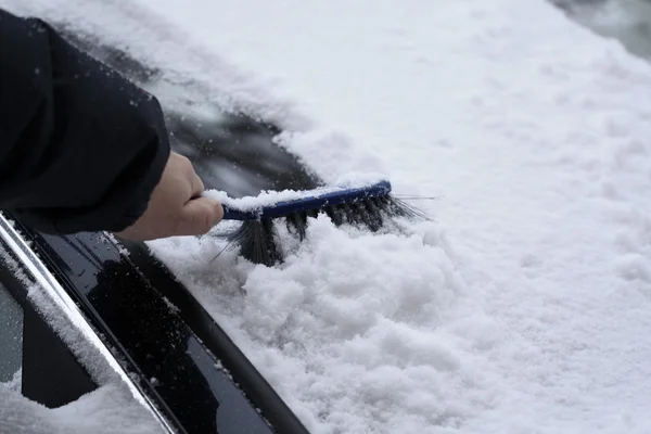 Rimuovere la neve dal parabrezza dell'auto — Foto Stock
